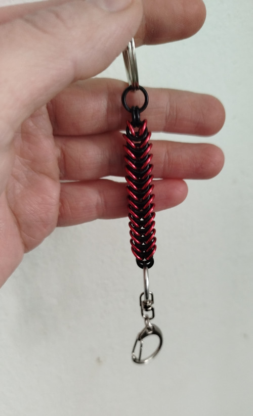Chainmail klíčenka černo-červená – box weave