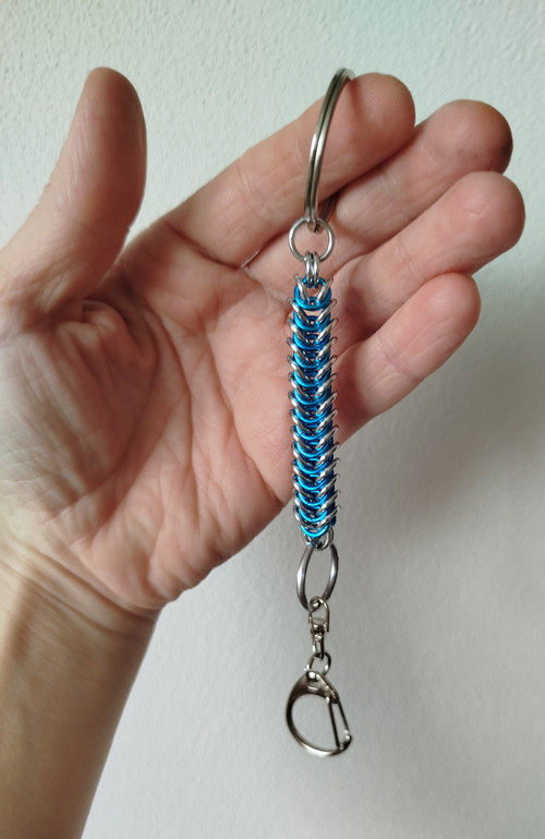 Chainmail klíčenka modro-stříbrná – box weave