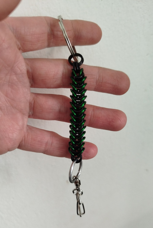 Chainmail klíčenka černo-zelená – box weave