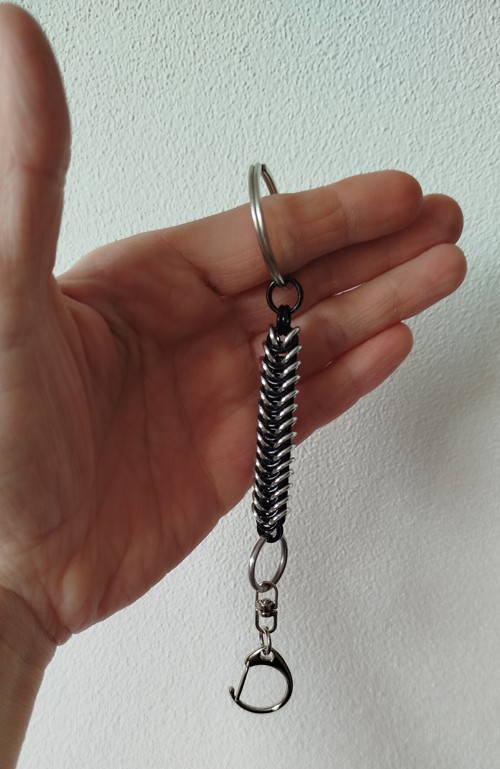 Chainmail klíčenka černo-stříbrná – box weave