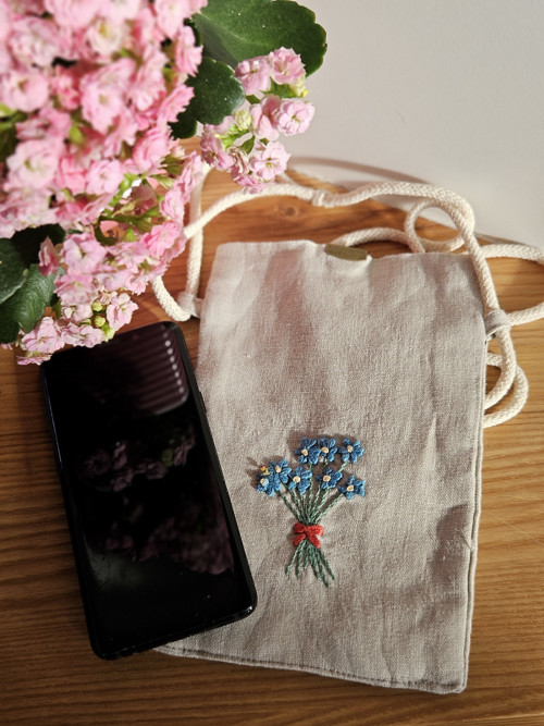 Lněná crossbody kapsička na mobil- Kytice pomněnek