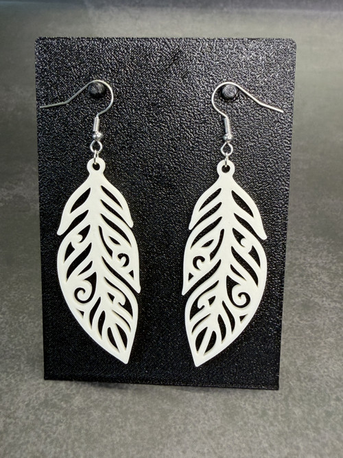 Boho pírka s ornamenty – lehké náušnice