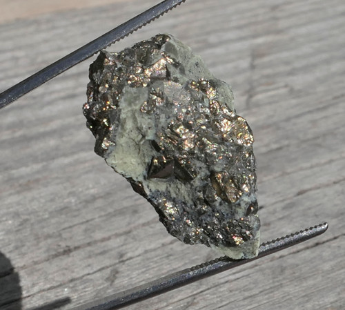 Surový serpentin s pyritem V3169