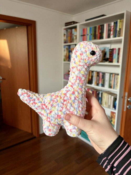 Háčkovaný dinosaurus - barevný