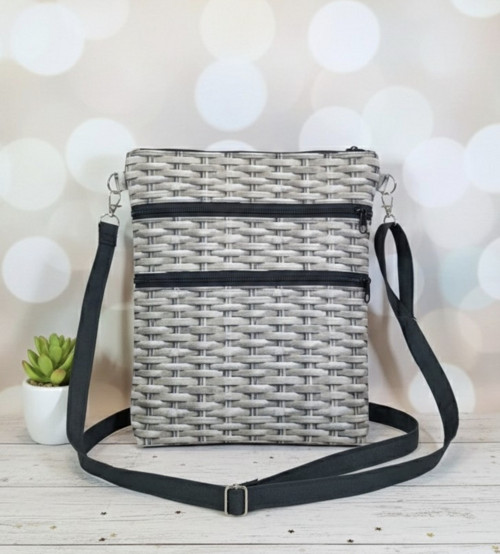 Originální crossbody kabelka s pleteným vzorem