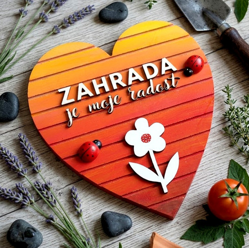 Dřevěná cedule „Zahrada je moje radost“ – srdce s