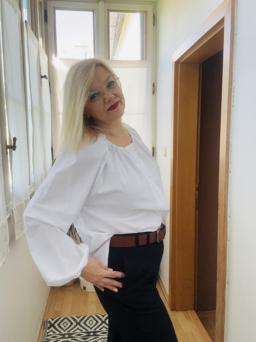 Bílá halenka s nabíranými rukávy