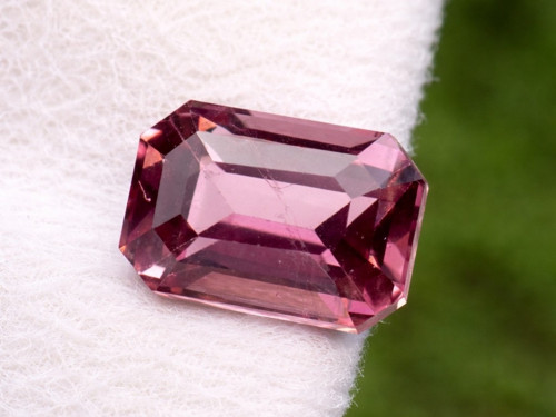 Spinel 1,10 ct – reddish purple, certifikát ČGL