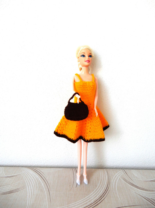 Žluté šaty pro Barbie