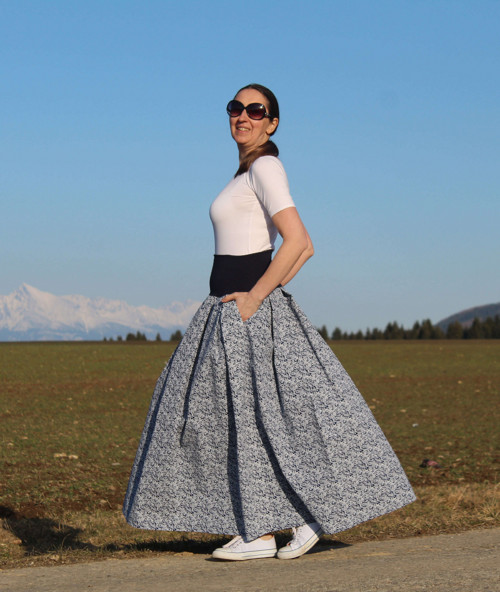Tmavomodrá bavlnená sukňa s folklórnym vzorom