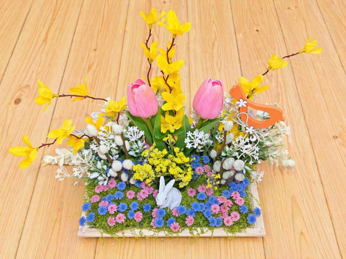 Jarní velikonoční dekorace s tulipány a zajíčkem