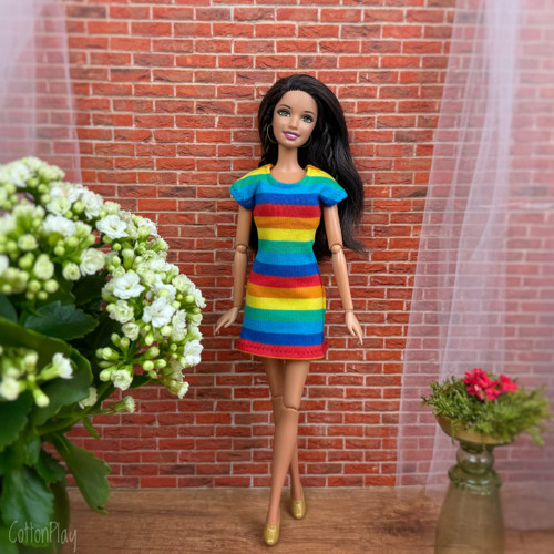 Šaty s barevnými proužky pro Barbie