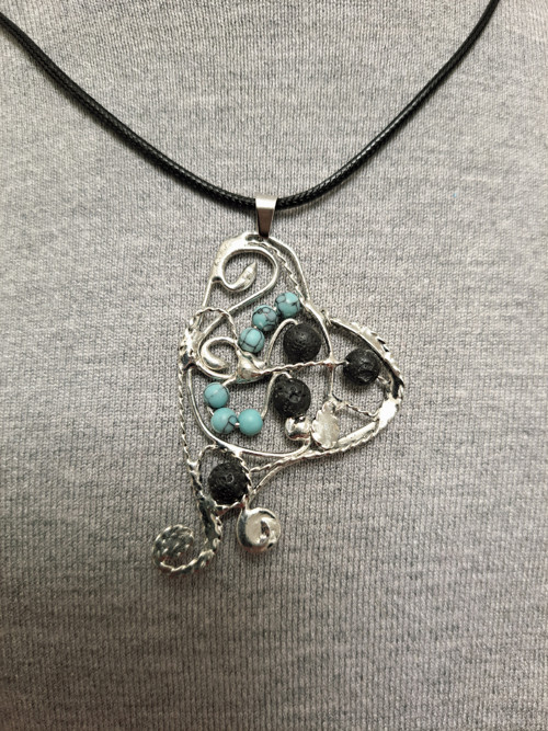 Amulet tyrkenit s lávou
