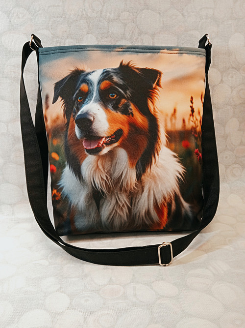 Crossbody border kolie s nastavitelným popruhem