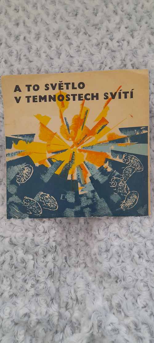A to světlo v temnostech svítí