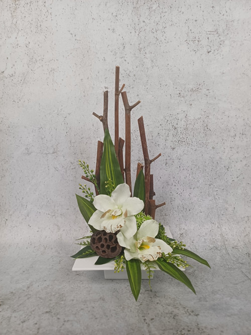 Ikebana s orchidejemi zelinkavá — foto 1