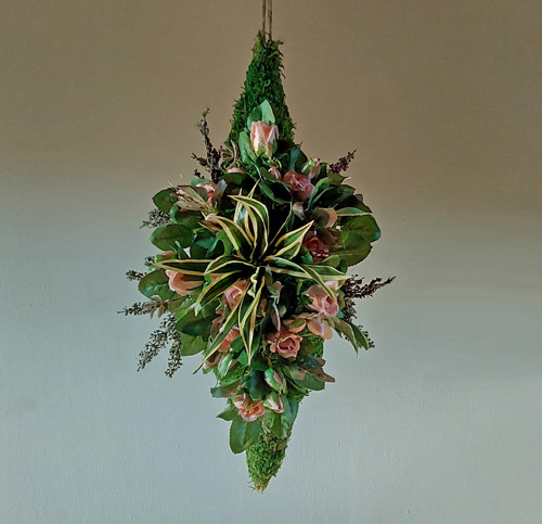 Kokedama s umělými květinami. Bezúdržbová dekorace