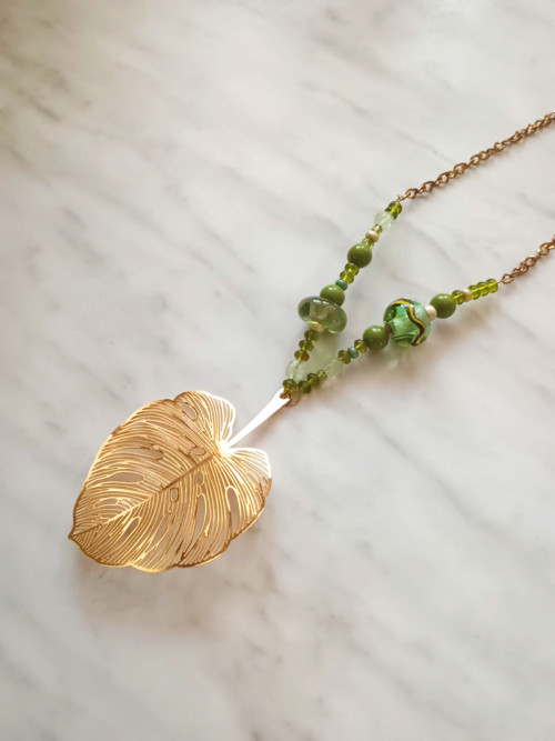 Zlatá monstera – náhrdelník