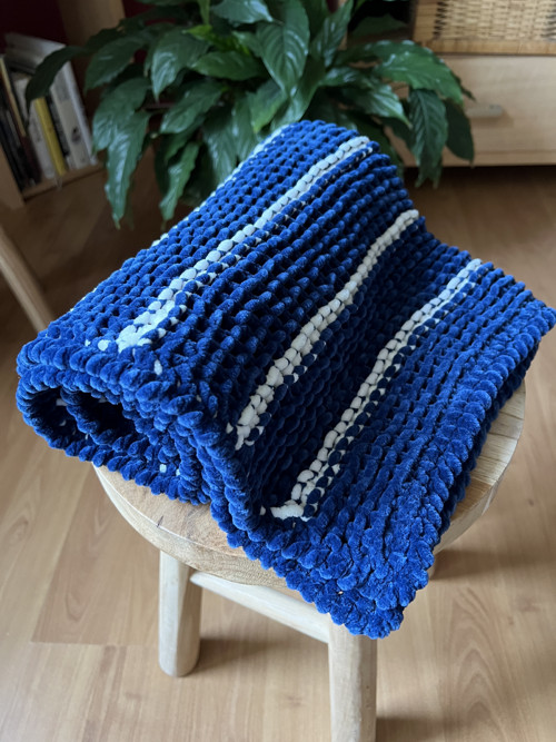 Pletená deka pro miminko - tmavě modrá s proužky