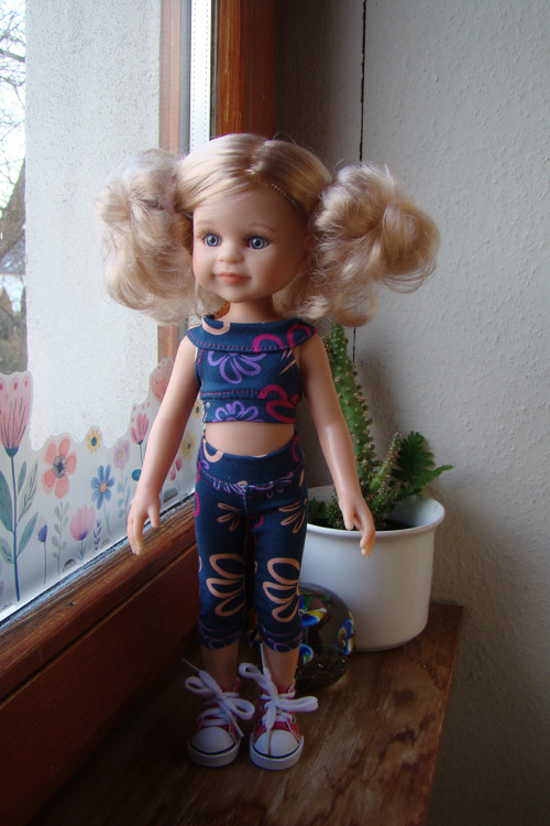 Paola Reina 32 cm - souprava legínky a top