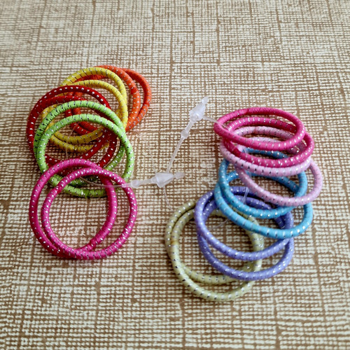 Sada 20 ks - Lesklé GUMIČKY S NITKOU (prům. 2 cm)