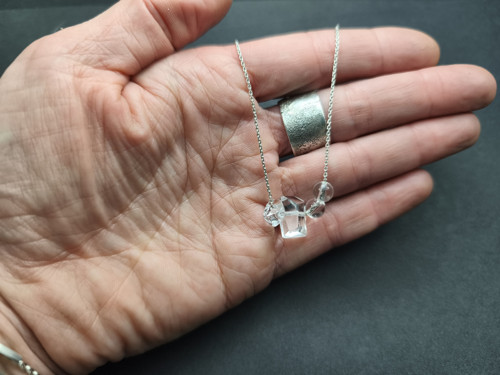 Jemný stříbrný řetízek s křišťály