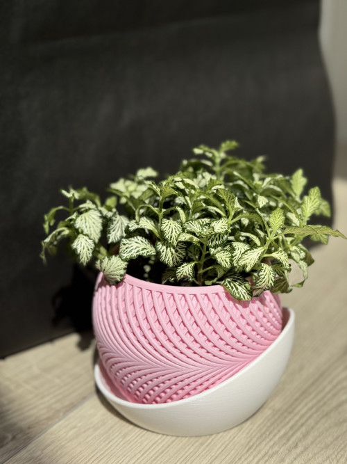 Květináč Drift 13 cm – vlnitý reliéf, s podmiskou