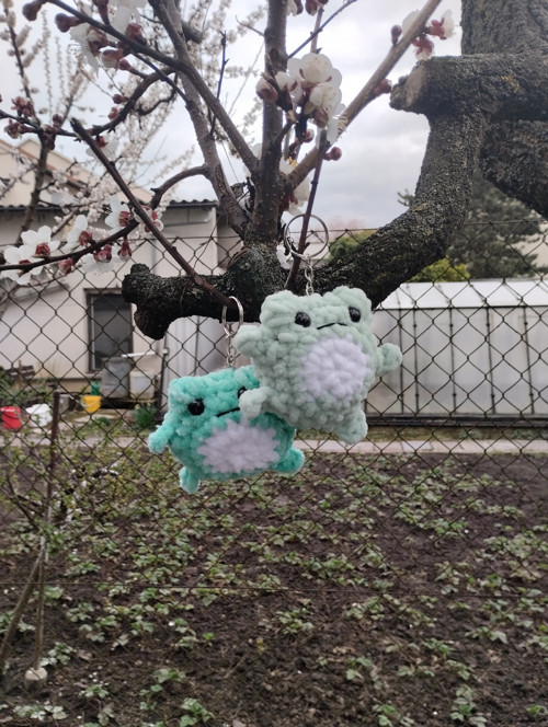 2 packy háčkovaných žabiček