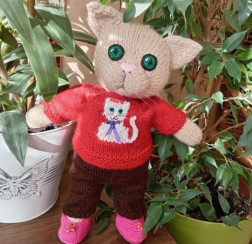 Pletená kočka Greta se sadou oblečků