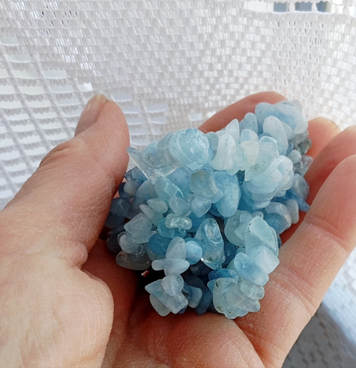 Modrý Akvamarín leštěné vrtané zlomky / 15g