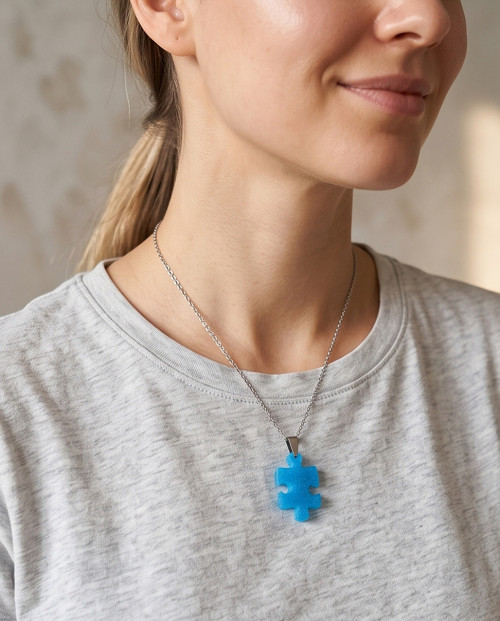 Přívěsek puzzle – modrý třpytivý náhrdelník