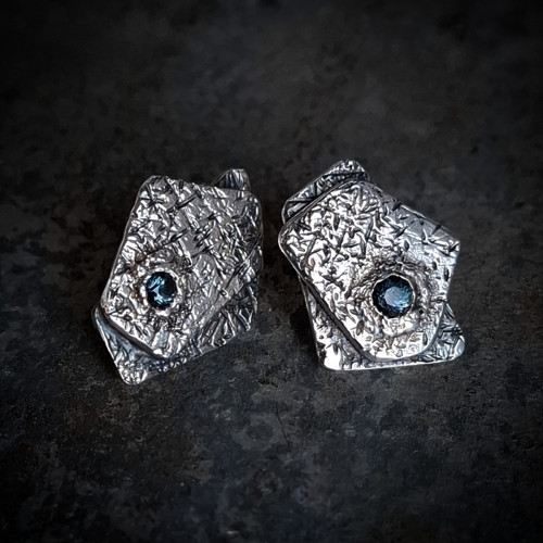 Fragmenty 07 / stříbrné náušnice se spinelem