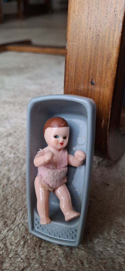 Malá paneka se šedou vaničkou — foto 1