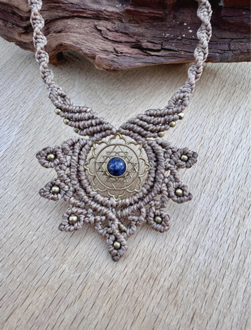 Sri Yantra mandalový náhrdelník s Lapis Lazuli