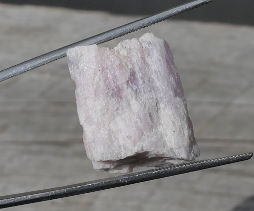 Surový kunzit V3540