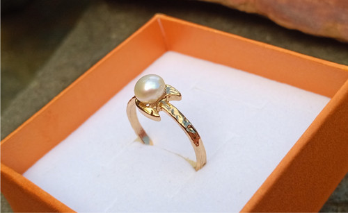 Prsten s říční perlou v objetí 18k zlata