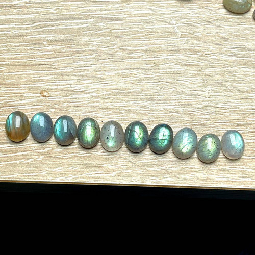 Labradorit kabošon ovál / 9x7 mm — foto 1