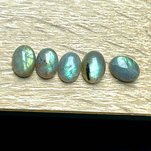 Labradorit kabošon ovál / 8x6 mm