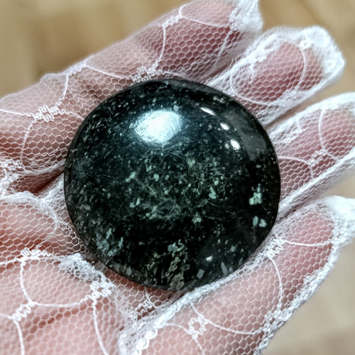 Muskovit, ID 5648, průměr 42 mm — foto 1