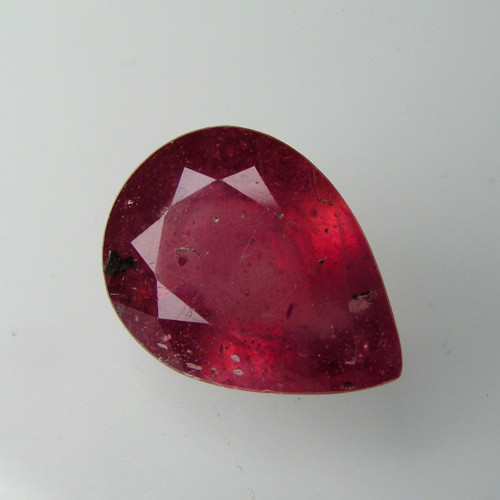 Broušený přírodní Rubín, 7,24 ct., 13,6x10,0x6,3mm