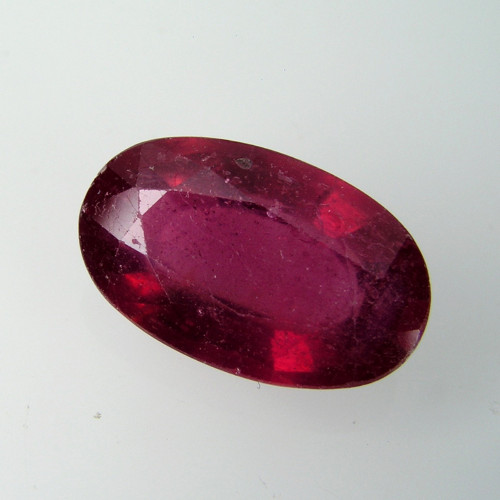 Broušený přírodní Rubín, 8,10 ct., 15,6x9,6x5,6 mm