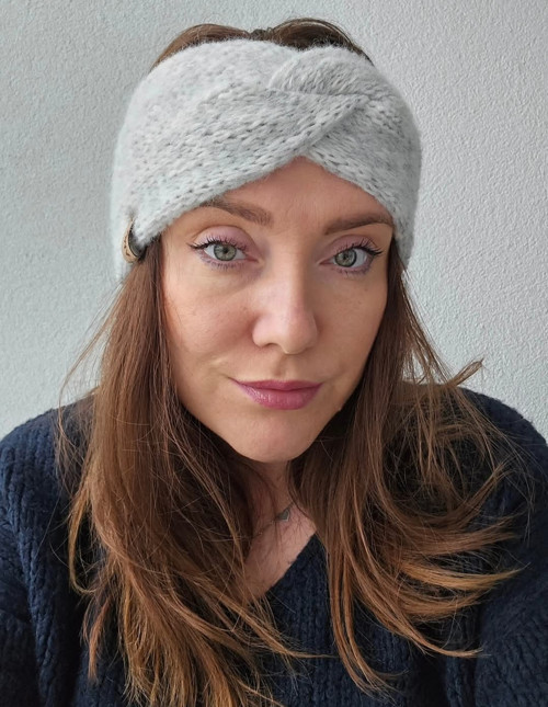 Čelenka - světle šedá