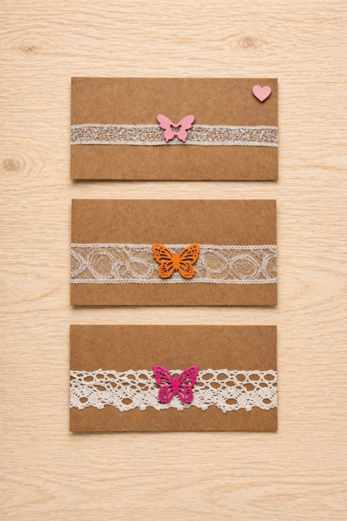 Romantické handmade obálky s krajkou a motýlkem