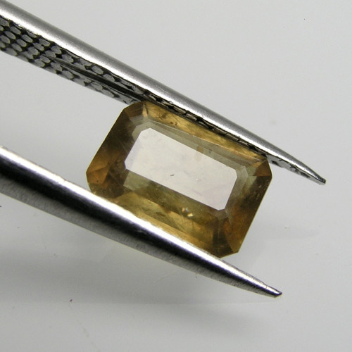 Přírodní olivově žlutý Safír, 1,69 ct., 7,6x6,0 mm