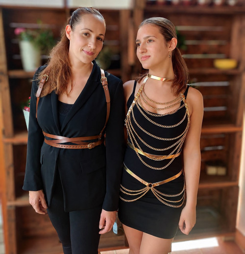 Hnědá kůže,Emilie Harness, dvakrát omotaný