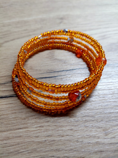 Oranžově