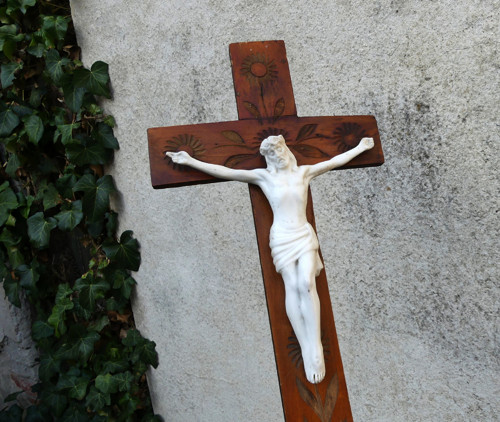 Starožitný kříž, řezbované dřevo, porcelán