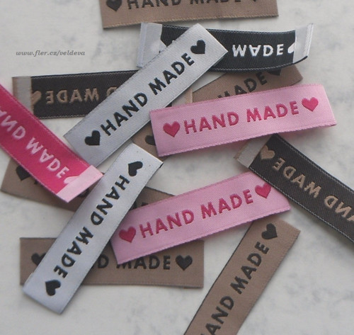 Štítek textilní handmade šedý 5 ks srdíčka