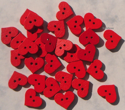 Knoflík srdíčko červené 1,3 cm 4 ks