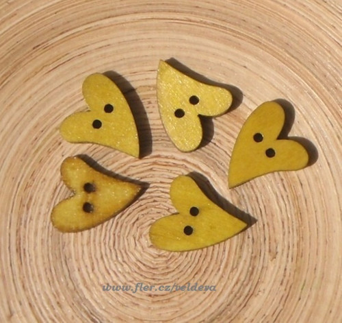 Knoflík srdíčko žluté 1,7 cm 3 ks